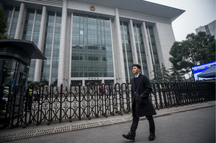 Lin Shengbin stands outside the Hangzhou Intermediate People’s Court in the captial of Zhejiang province on Feb. 9. Lin has been battling the city's fire department for almost half a year to gain access to files linked to his family's death. Photo: VCG