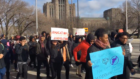 高举标语“够了！” 全美数千所学校学生罢课抗议枪支暴力