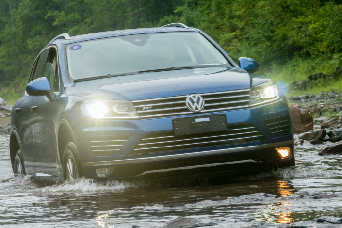 A Volkswagen Touareg SUV drives off-road. Photo: VCG