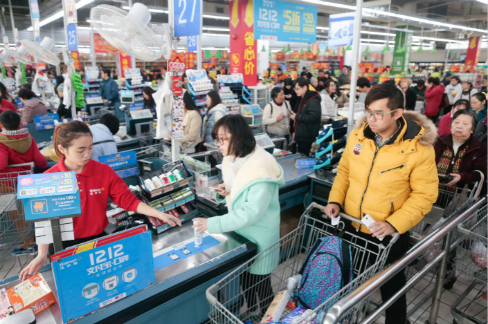 Customers pay at a Shanghai Wal-Mart in December. Photo: VCG