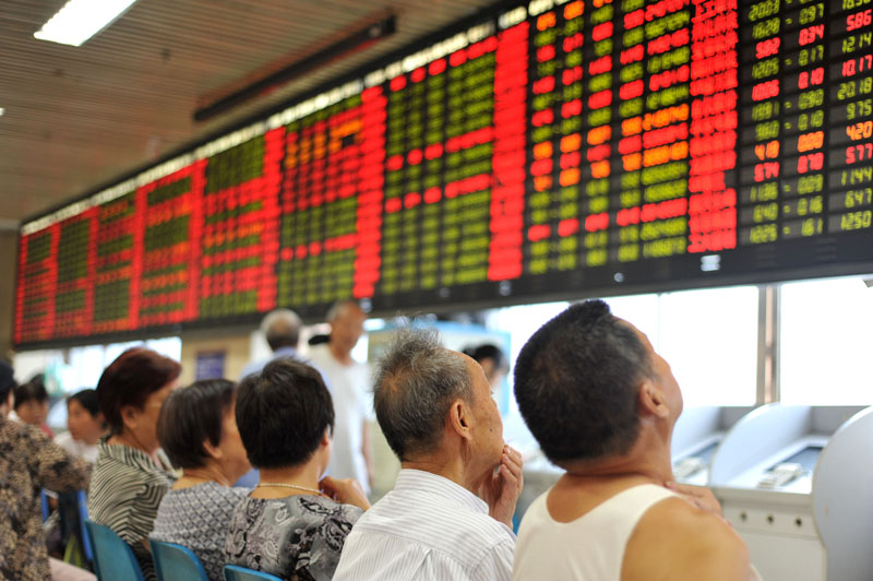 Mainland Chinese traders, like those above, will soon be able to buy and sell some of the biggest names in technology under a new pilot program China is testing out. Photo: VCG