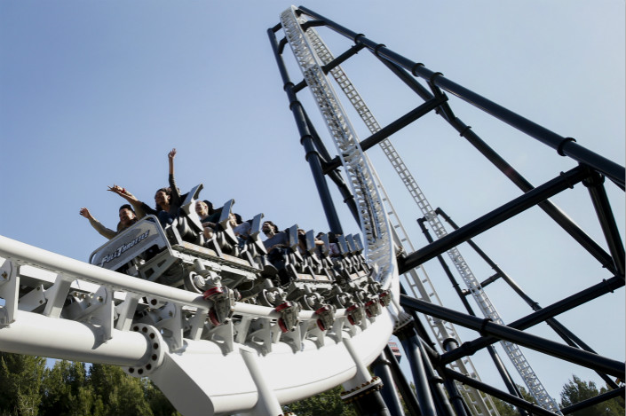 Visitors of the Six Flags Magic Mountain theme park in Valencia, California, ride the Full Throttle roller coaster in April 2016. Photo: VCG