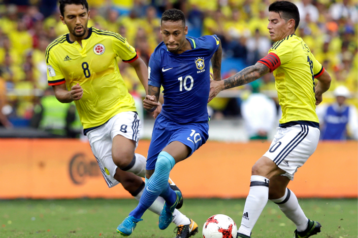 The soccer teams of Brazil and Ecuador face off in a 2018 World Cup qualifier match on Aug. 31 in Brazil. Photo: IC
