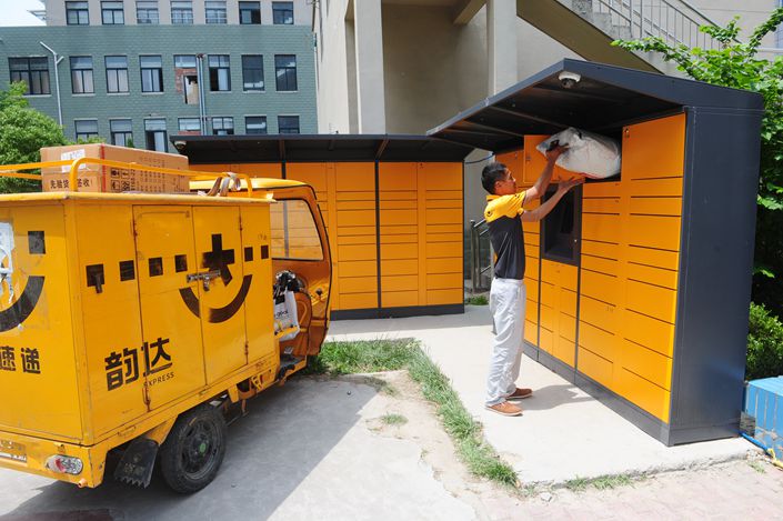 An express courier delivers a package on May 2 in Fuyang, Anhui province. Photo: VCG