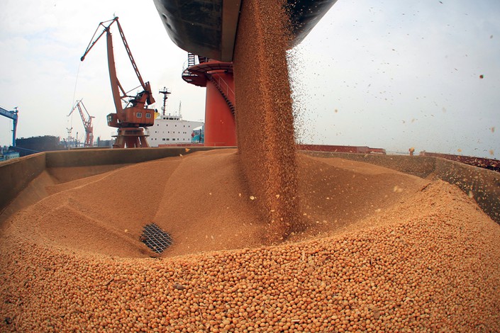 Soybean oil made from U.S. soybeans goes down a production line at a factory in East China’s Shandong province on Wednesday. Photo: VCG