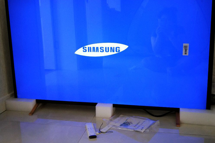 A photo submitted by a Pinduoduo customer on Tuesday shows a 488 yuan ($72) 60-inch TV set sold on the platform flashing the brand name Shaasung, which misleadingly resembles popular South Korean brand Samsung. Photo: Caixin