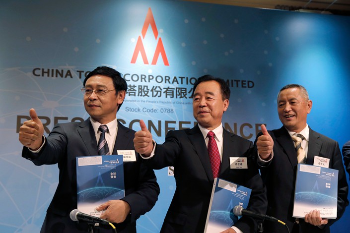 China Tower Corp. Ltd.’ s management team, (from left) Deputy General Manager Gu Xiaomin, Chairman Tong Jilu, and Deputy General Manager Gao Buwen, pose during a news conference in Hong Kong on July 24.  Photo: IC