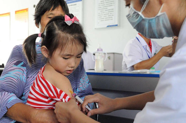 A girl receives a vaccination at a community health center in Tengzhou, East China's Shandong province, on Aug. 7. Photo: VCG