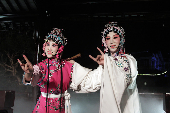 Famous nandan artist Dong Fei performs a female role (right) in a Kun opera show Peony Pavilion in Wuhan, Hubei province on Oct. 20. Photo: VCG