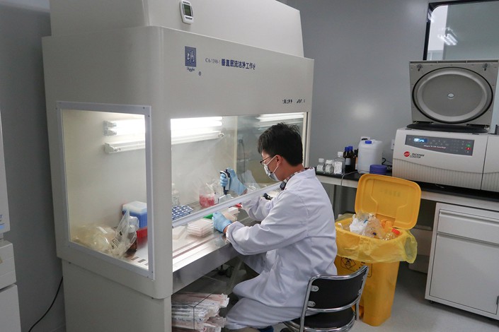 A scientist works at Zai Lab's drug development facility in Shanghai on Oct. 18. Photo: VCG