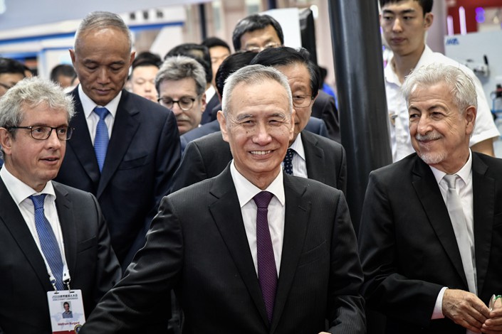Liu He (center), one of the four vice premiers of the State Council, attends the World Robot Conference in Beijing on Aug. 15. Photo: IC