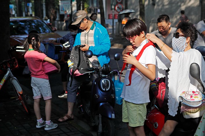 Family members send their children to a public primary school in Shanghai on Monday. Photo: VCG