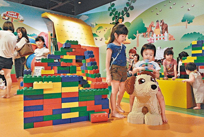 Kids play with Lego toys at the Legoland Discovery Center Tokyo in Tokyo, Japan in 2012. Photo: IC