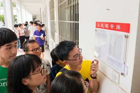 High school students in Zhejiang province look at a new schedule for classes under the reformed gaokao grading system, in August 2015.