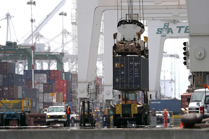 A shipping container is offloaded from a Hong Kong-based container ship at the Port of Oakland on June 20 in Oakland, California. Photo: VCG