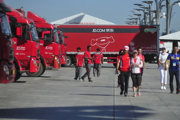 JD Logistics, part of JD.com Inc., provides delivery services for the Beijing Marathon in September 2017. Photo: VCG
