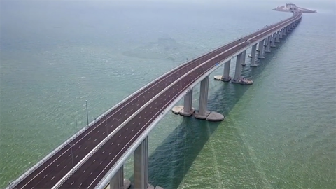 港珠澳大桥正式通车运营 陆路车程缩短至45分钟