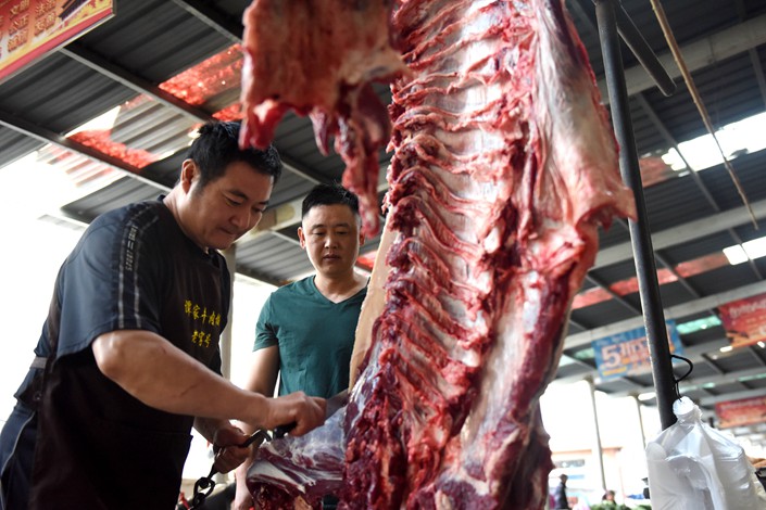 Shops sell beef at a farmers' market in Huainan, Anhui province, on Sept. 24. Photo: IC