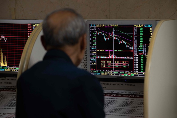 Although securities regulators have recently relaxed some regulations, the changes are not a cure to current liquidity crisis in the stock market. Photo: VCG