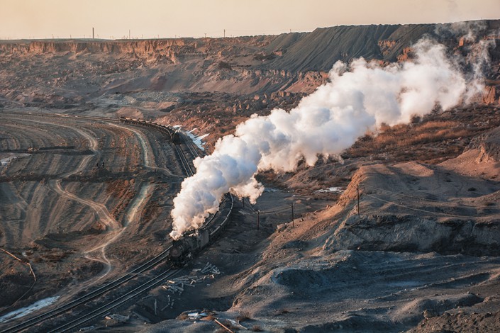 A coal transport train passes the coal-mining area of Hami, the Xinjiang Uygur autonomous region, on Jan. 18. Photo: VCG