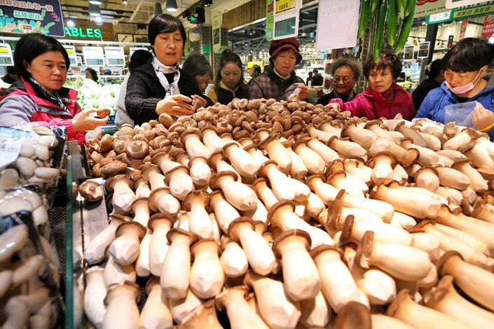 Shoppers browse mushrooms at a supermarket in Lianyungang, Jiangsu province on Nov. 9. Photo: VCG