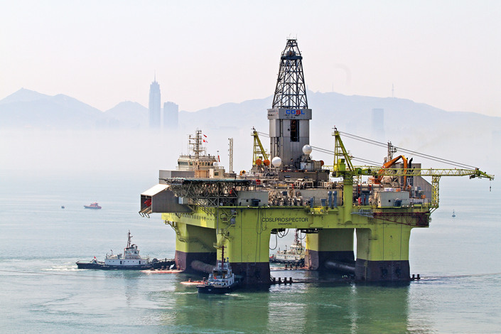 A drilling platform of China National Offshore Oil Corp. is seen in Yantai, Shandong province, en route to the South China Sea in April 2015. Photo: VCG