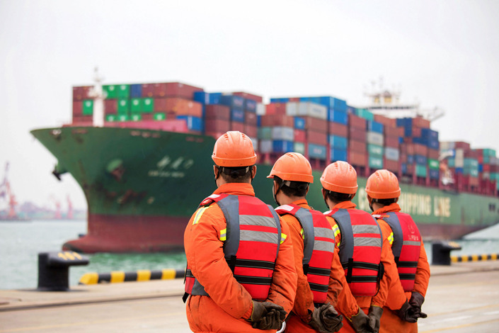 Dock workers wait for containers at Qingdao Port in Shandong province on Nov. 8. Photo: VCG