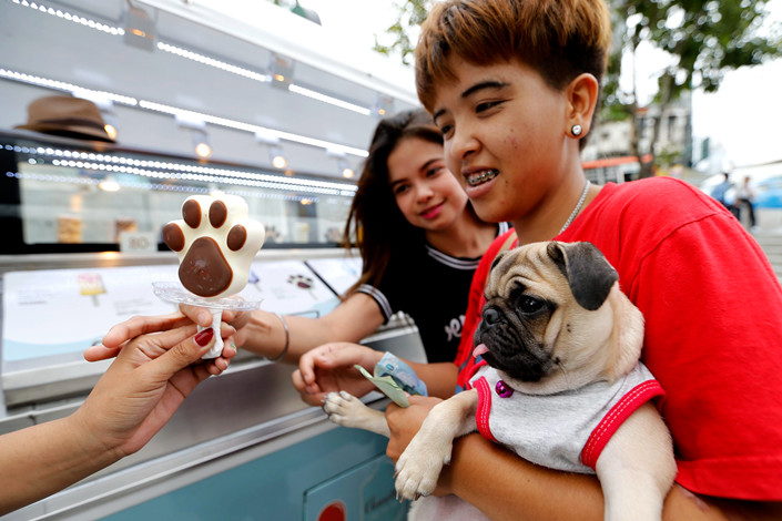Tourist buy buy ice cream from an ice cream truck in downtown of Bangkok, Thailand, in July 2017. Photo: IC