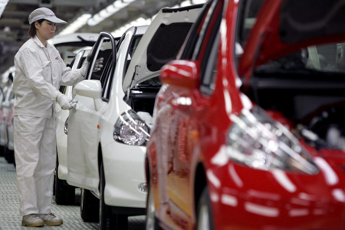 Workers assemble Honda Fit automobiles on a production line in Guangzhou, Guangdong province, in March 2015. Photo: IC