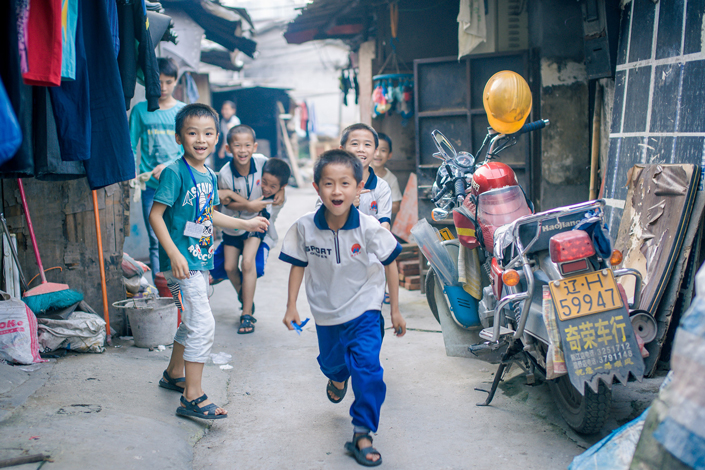 Migrant children play in an alley in Huizhou, Guangdong province, in 2014. Photo: VCG