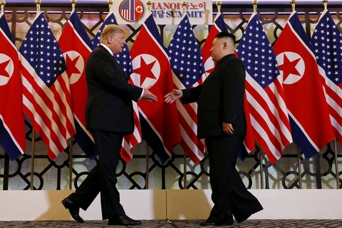 当地时间2019年2月27日晚，越南河内，美国总统特朗普和朝鲜最高领导人金正恩均已到达会谈地点，“金特会”正式开始，特朗普与金正恩握手。当地时间27日18时30分，金正恩与特朗普在河内索菲特传奇大都会酒店见面，两人在朝美两国共12面国旗组成的背景前握手，并向媒体致意。图/视觉中国