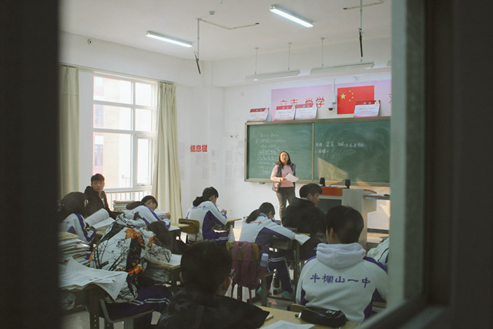 Students at Niulanshan First Secondary School in biology class in Beijing, Jan. 3, 2019. Photo: Xue Yujie/Sixth Tone