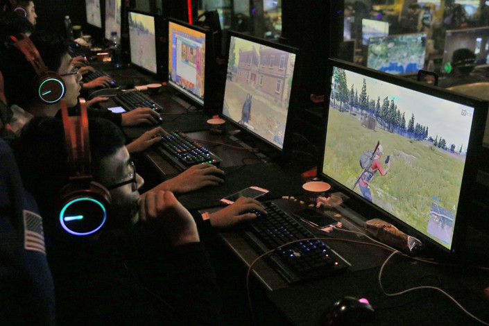 Gamers play online games at an internet cafe in Yantai, East China's Shandong province on Dec. 17. Photo: IC
