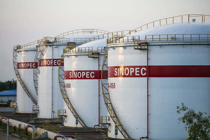 Oil tanks are pictured at a Sinopec refinery in Jiujiang city, Jiangxi province, on May 16, 2016. Photo: IC Photo