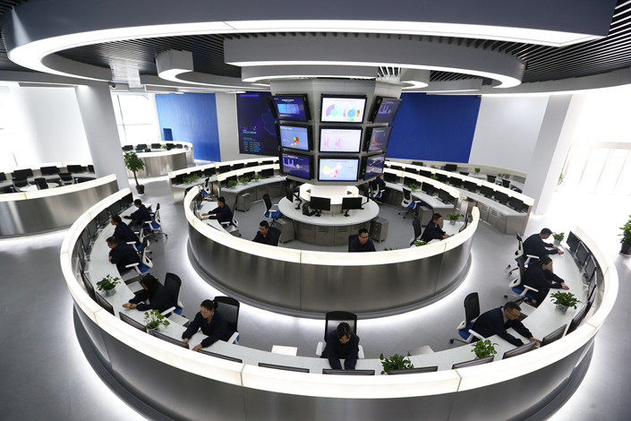 Staff monitor internet advertising at the National Internet Advertising Monitoring Center in Hangzhou, Zhejiang province in August 2016. Photo： VCG