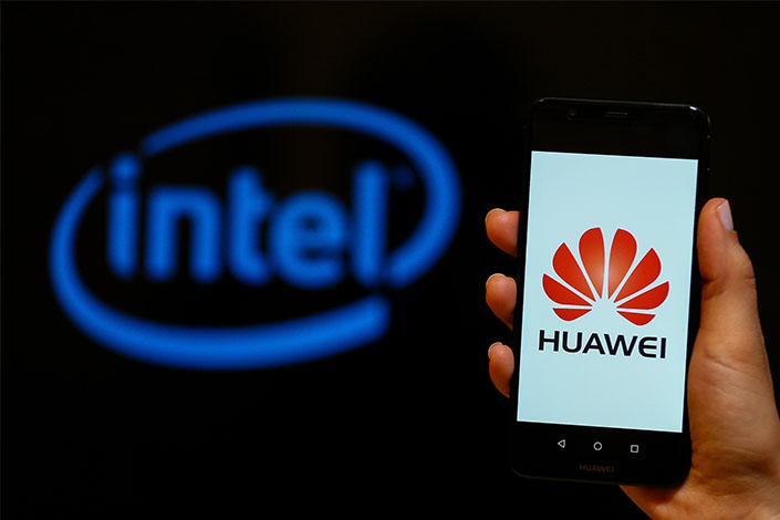 A person holds a Huawei mobile phone in front of the logo of Intel in Izmir, Turkey on May 28. Photo: VCG