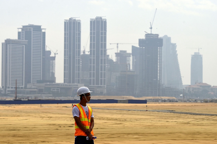 A Chinese laborer looks on at a construction site of a Chinese-funded $1.4 billion land reclamation project in Colombo on Jan. 16, 2019. Photo: VCG