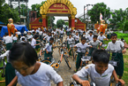谁把共享单车拖出“坟场”？它们正在缅甸学童脚下重生
