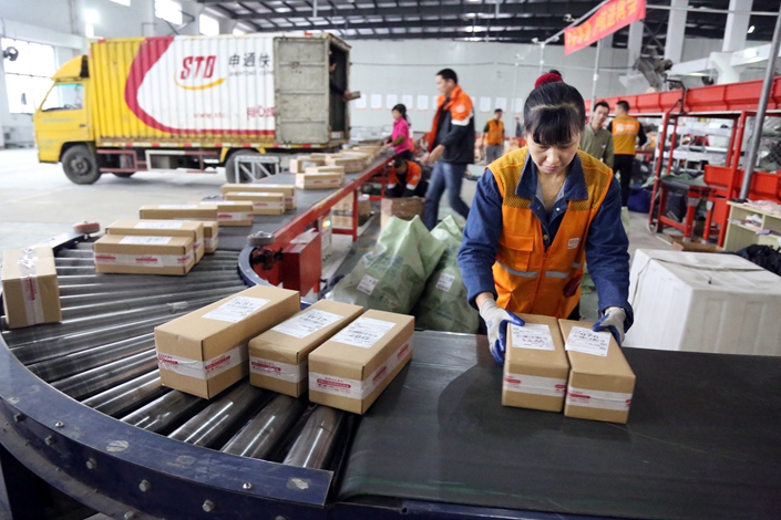 Workers an an STO Express warehouse in Jiashan, East China's Zhejiang province on Nov. 12. Photo: VCG