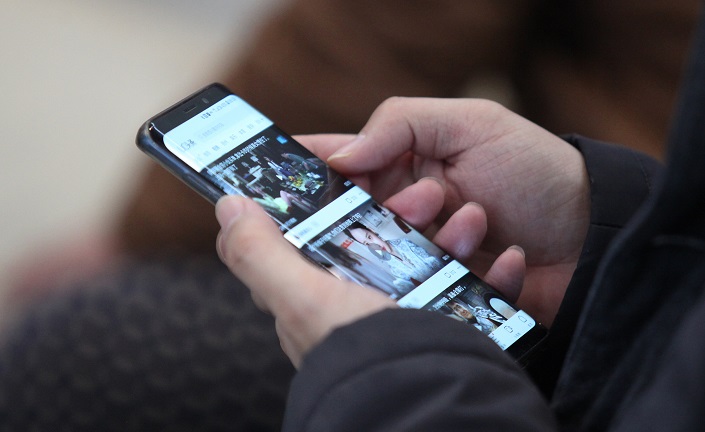 A person uses a smartphone in Yangzhou, Jiangsu province,on Jan. 29, 2019. Photo: VCG