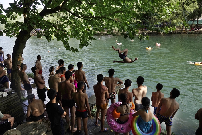 Tourists cool off at a park in Guiyang, Southwest China's Guizhou province on July 28. Photo: VCG