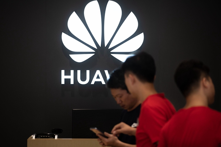 Employees work at a Huawei store in Dongguan, South China's Guangdong province on Aug. 9. Photo: VCG