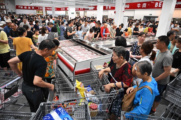Costco’s 14,000 square-meter store in southwest Shanghai was overrun Tuesday. Photo: VCG