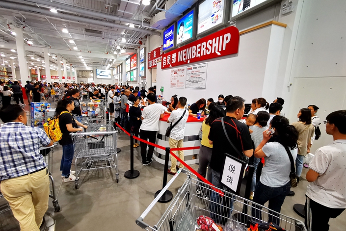 Customers line up Wednesday to return their membership cards at a Costco supermarket in Shanghai. Photo: VCG
