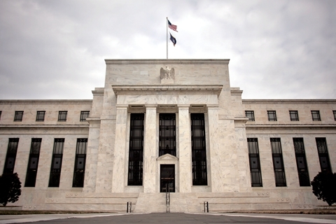 美联储维持利率不变至2022年 预测今年美国经济萎缩6.5%