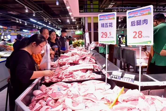 Shoppers buy pork at a supermarket in Shijiazhuang, North China's Hebei province, on Sept. 13. Photo: VCG