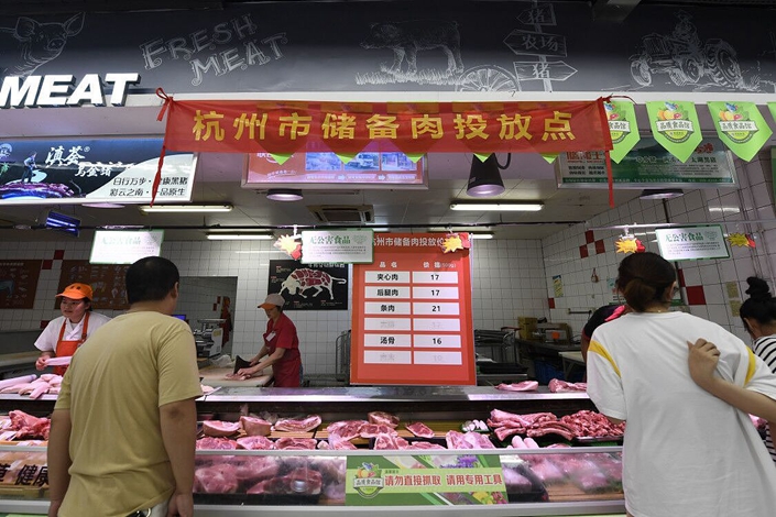 Customers browse the pork selection on Sept. 17 at a supermarket in Hangzhou, East China's Zhejiang province. Photo: VCG