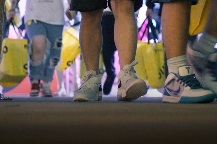 A user checks the price of a pair of Nike Kobe 4 Protros on the app Poizon. Photo: Sixth Tone