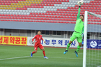 韩朝间踢了场“零观众、不转播”的球赛 折射半岛和解困境
