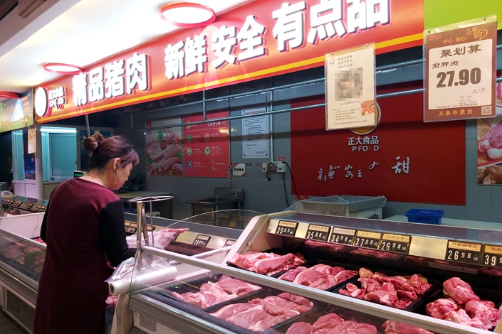 Shoppers buy pork at a supermarket in Yiichang, Hubei province on Oct. 18. Photo: VCG